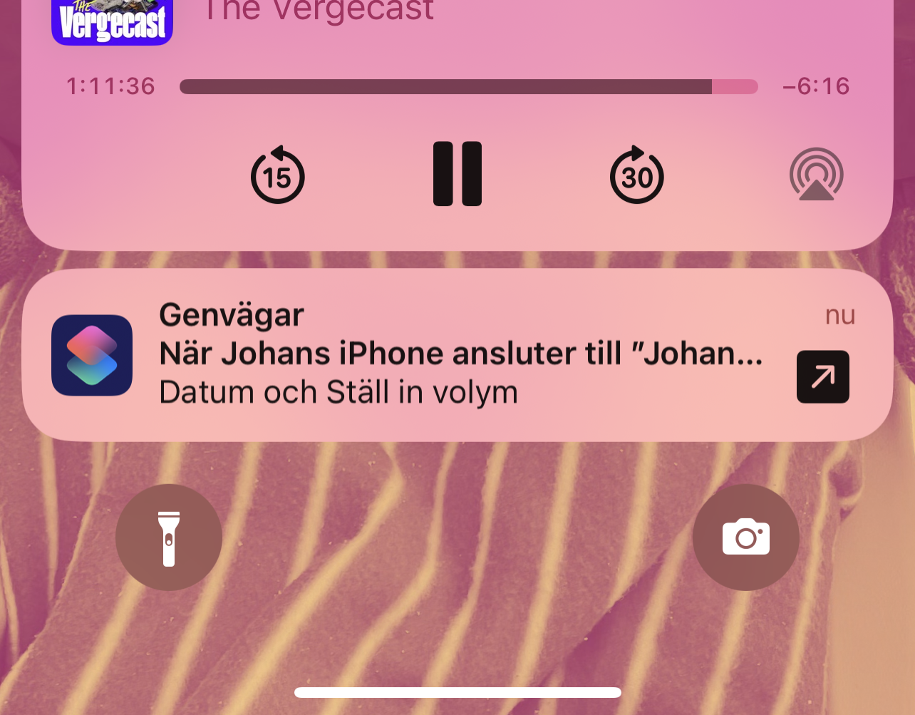 En skärmdump från låsskärmen på en iPhone med en notifikation som frågar om jag vill köra genvägen.